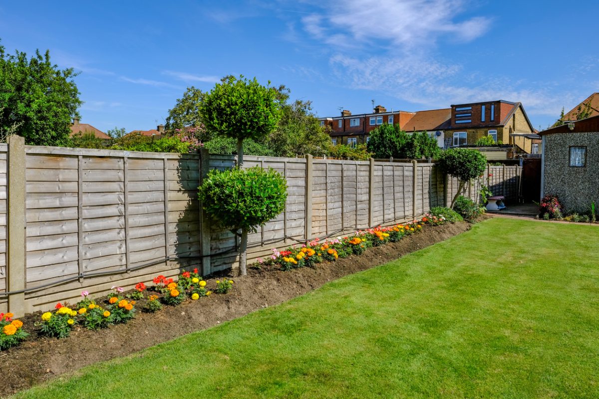 Boundary fence between two domestic gardens. How to determine fence ownership.