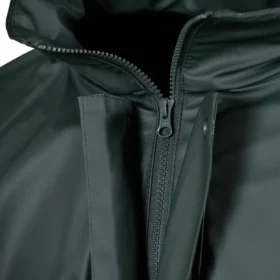 Close-up of green waterproof jacket zipper and storm flap – heavy-duty zip closure for secure, weatherproof protection in outdoor and wet conditions.