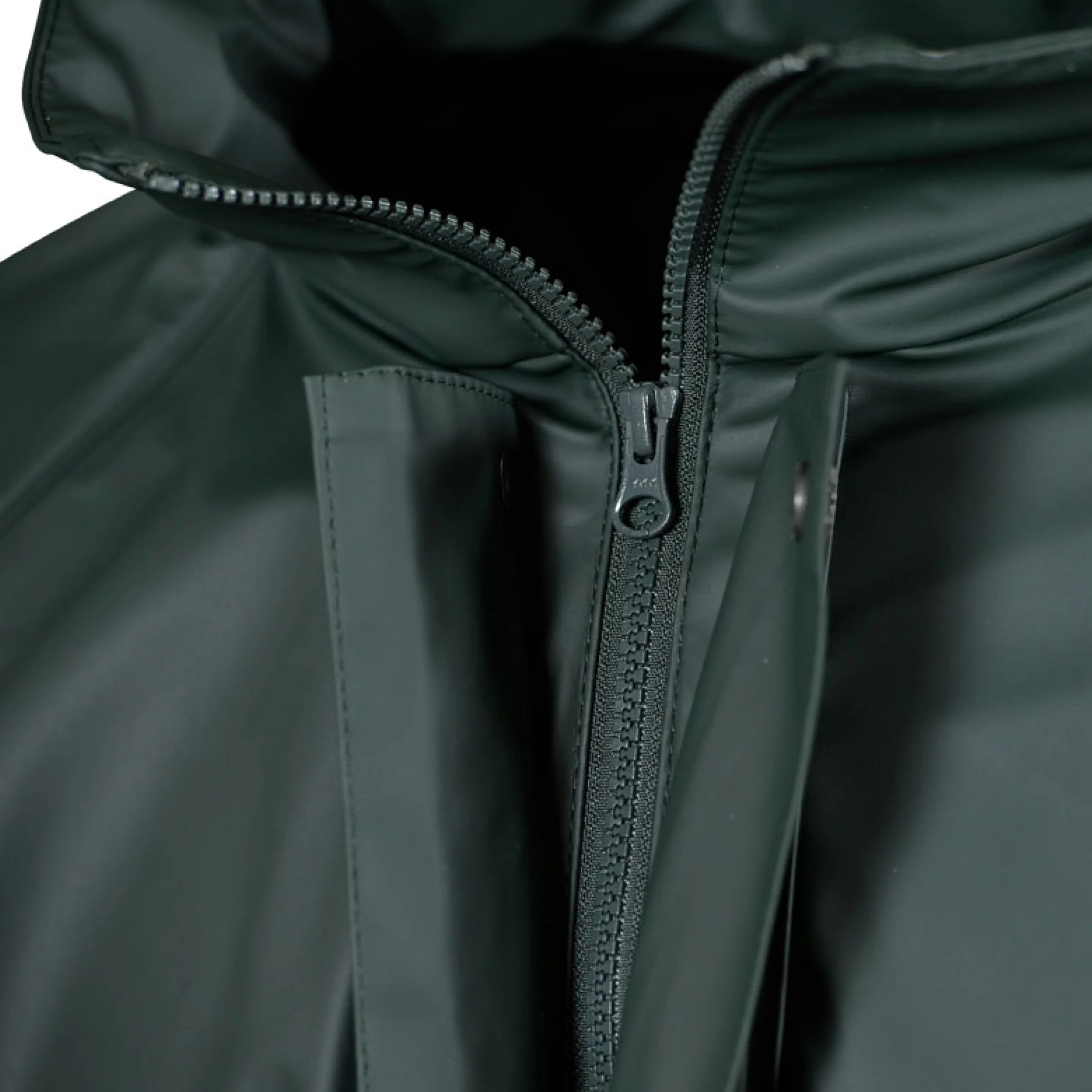 Close-up of green waterproof jacket zipper and storm flap – heavy-duty zip closure for secure, weatherproof protection in outdoor and wet conditions.